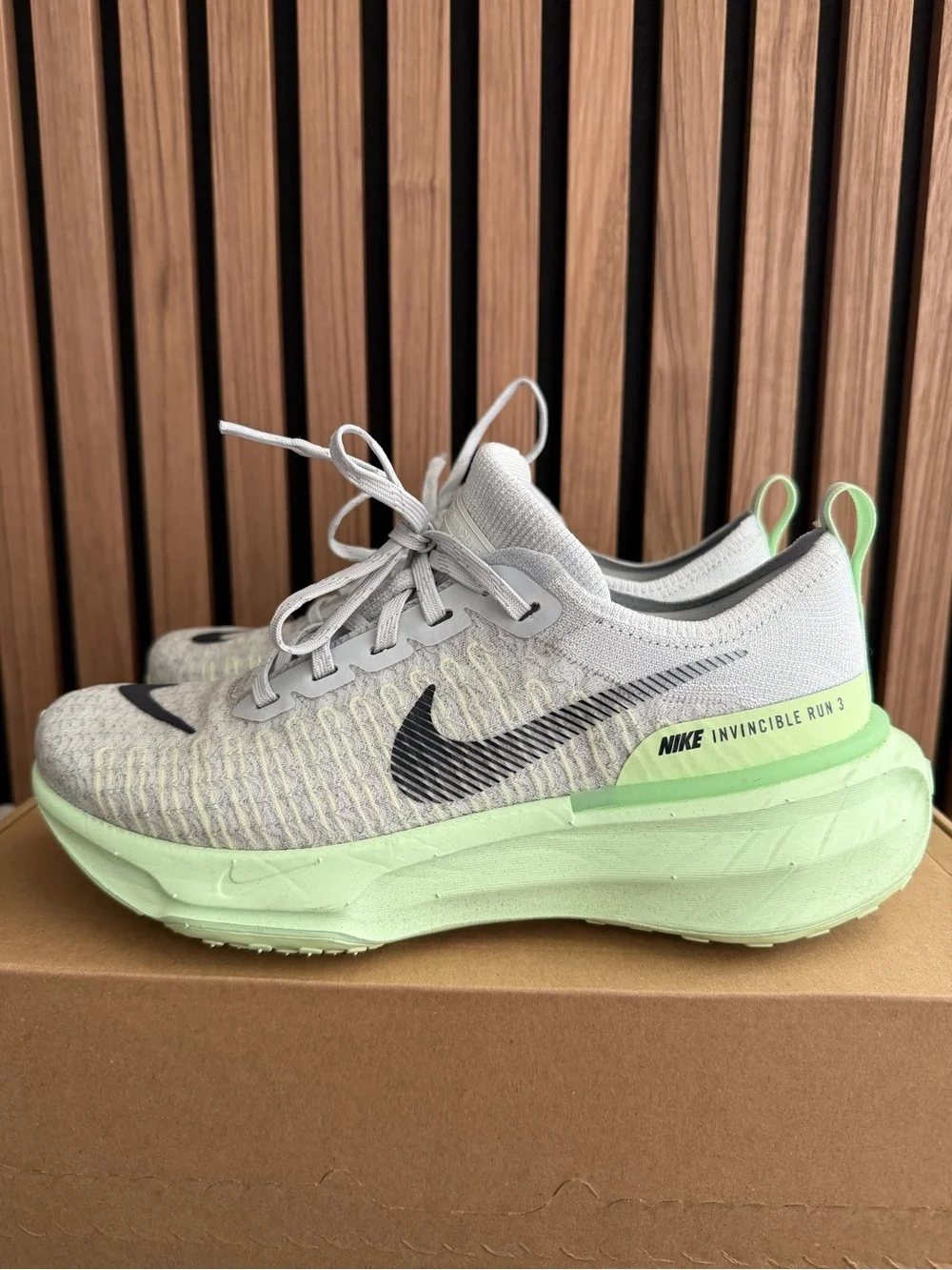 Nike Women’s 7.5 ZoomX Invincible Run 3 - Picture 4 of 8